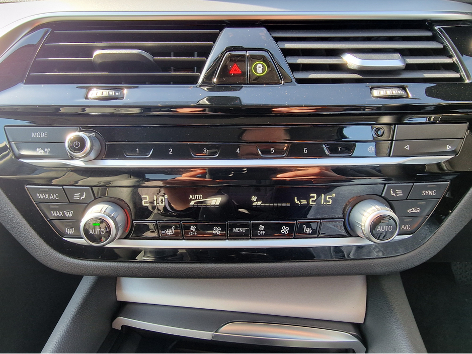 2022 BMW 5 Series - image 27