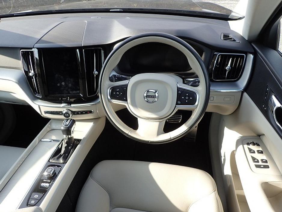 2018 Volvo XC60 - image 6