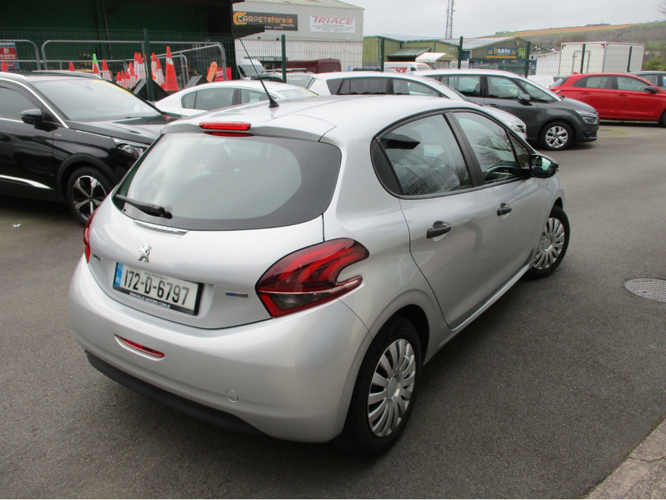 2017 Peugeot 208 - image 5