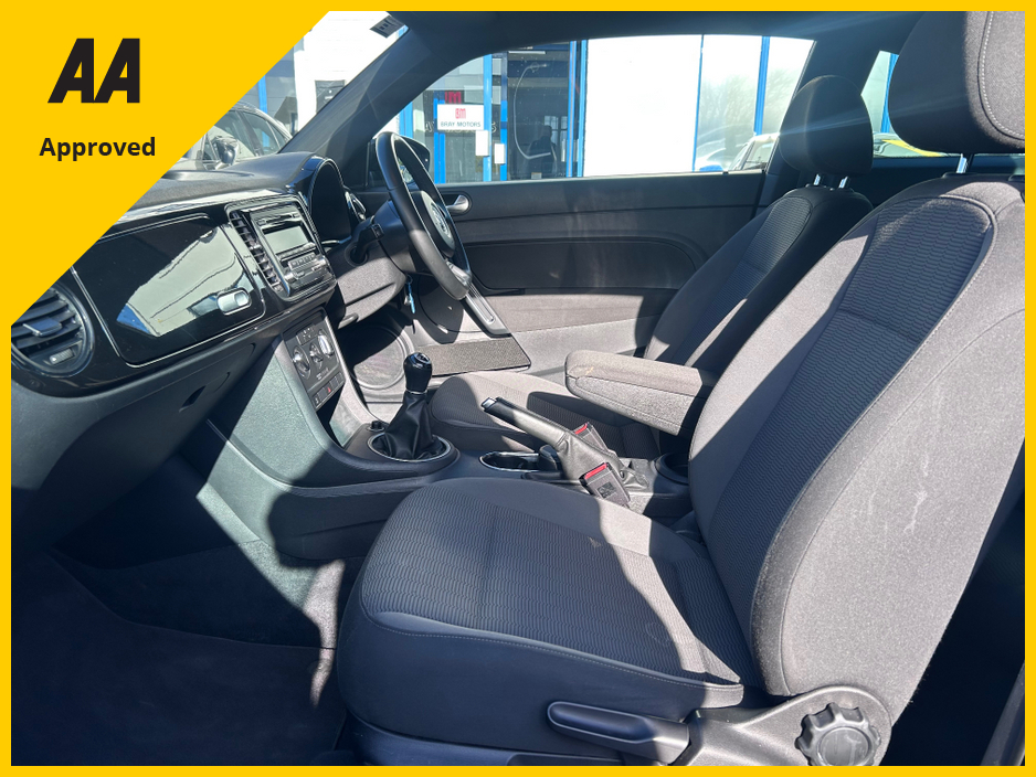 2013 Volkswagen Beetle - image 5