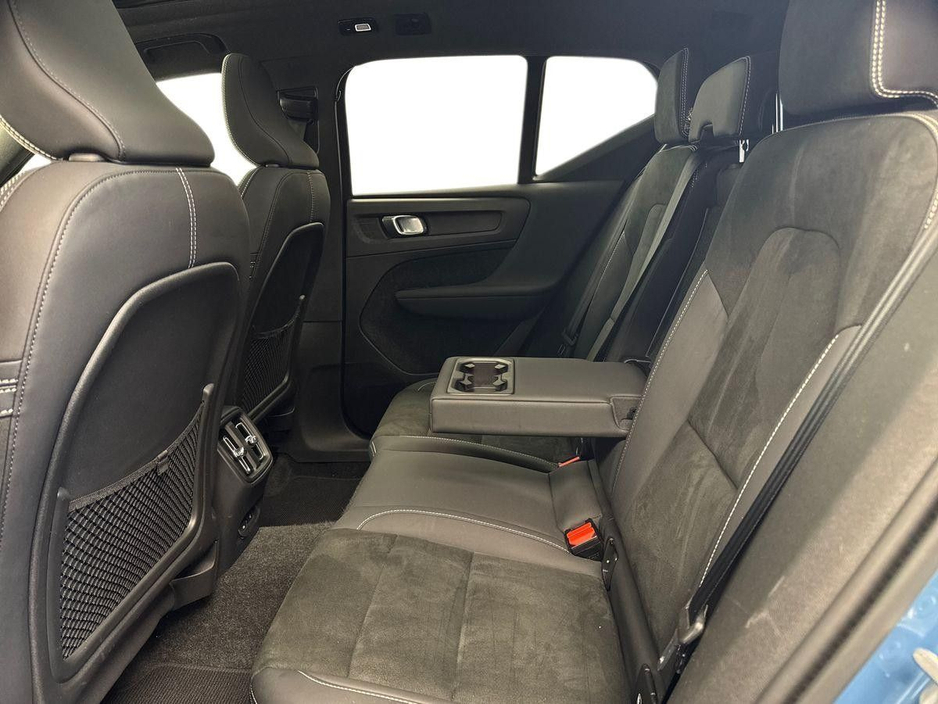 2023 Volvo XC40 - image 10
