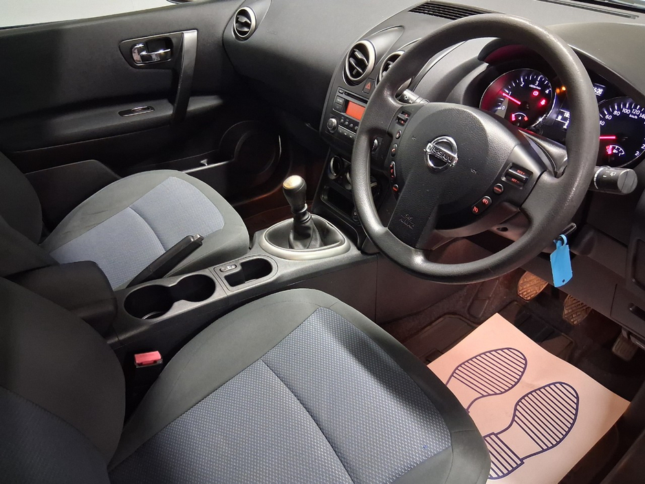 2013 Nissan Qashqai - image 3