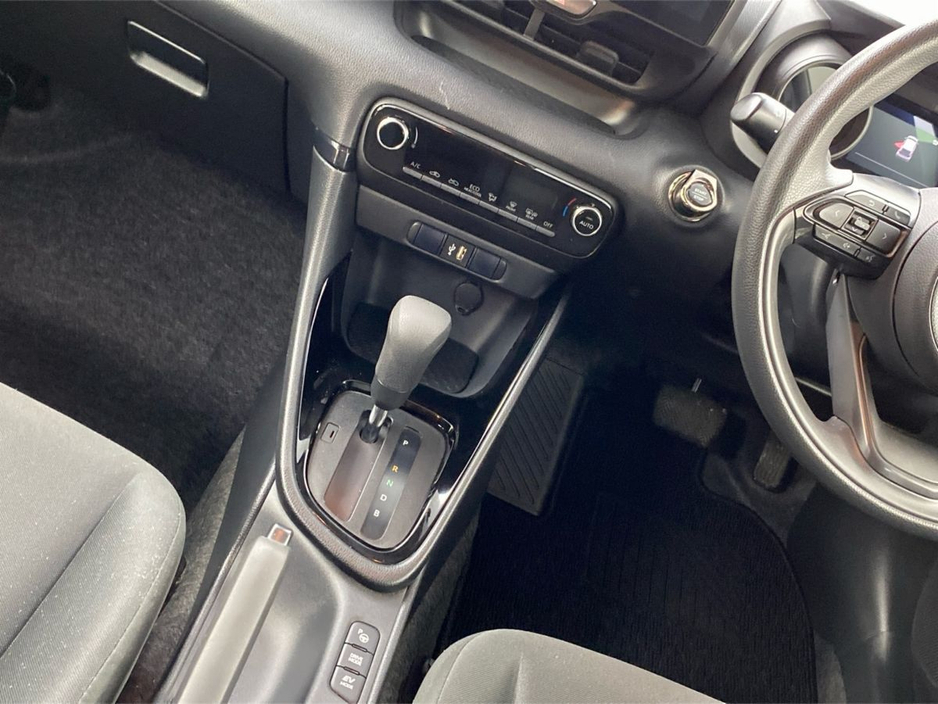 2021 Toyota Yaris - image 12