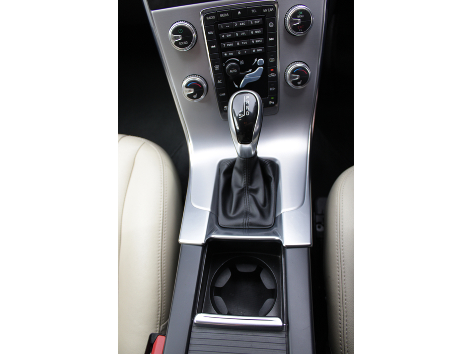 2017 Volvo V60 - image 15