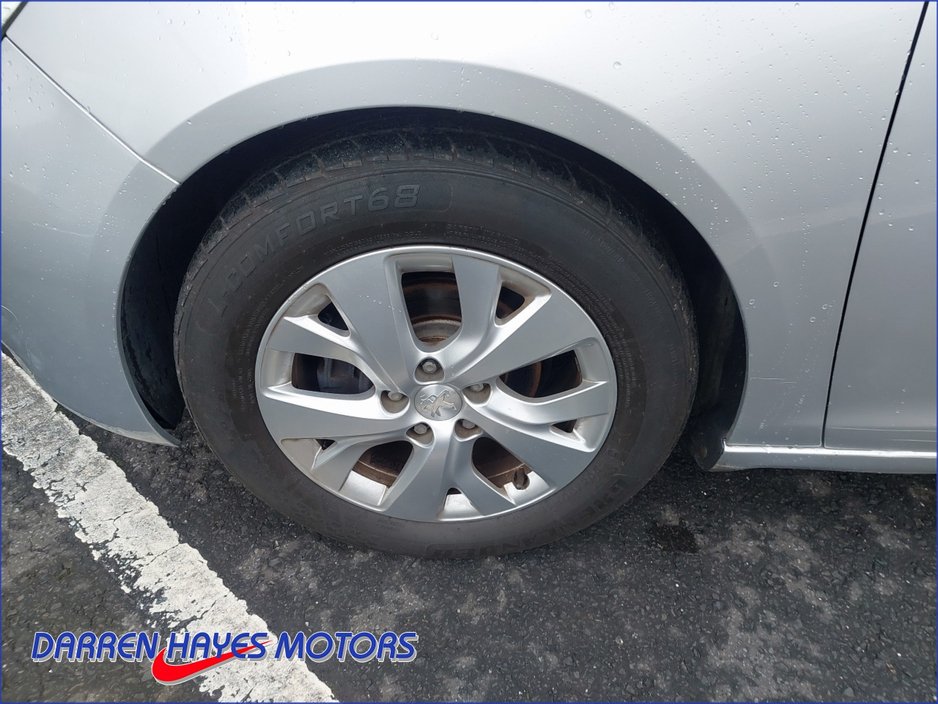 2017 Peugeot 308 - image 7