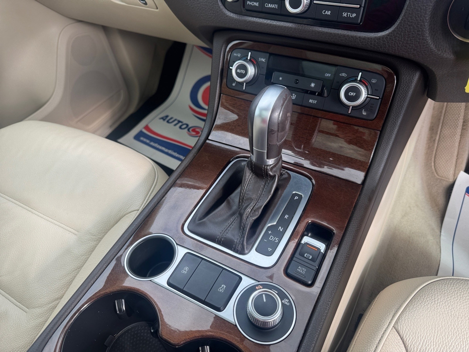 2016 Volkswagen Touareg - image 15