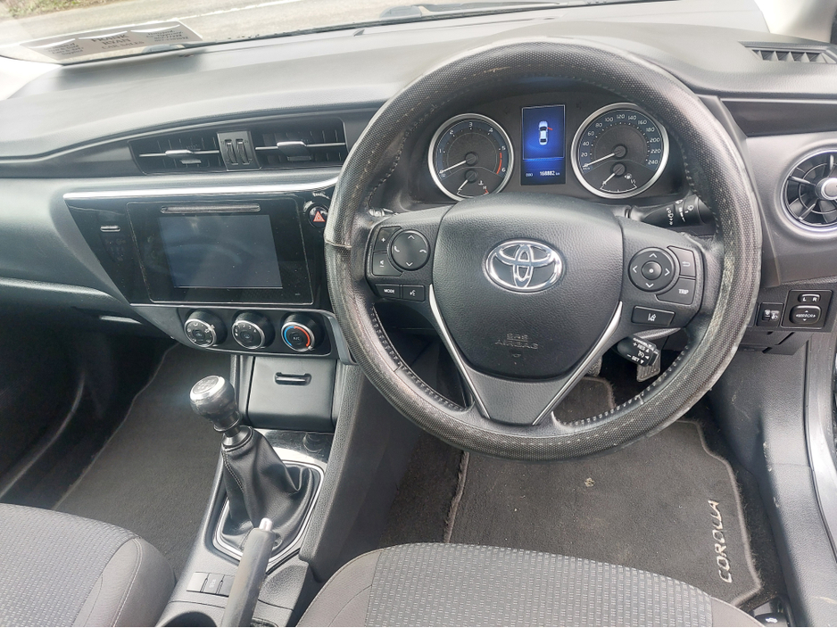 2017 Toyota Corolla - image 6