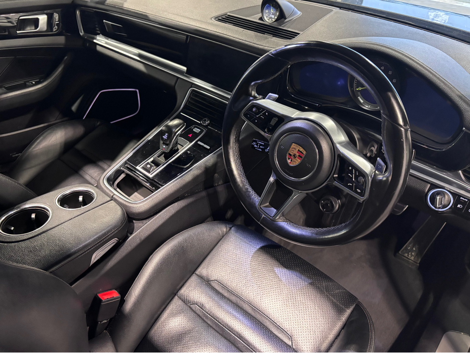 2017 Porsche Panamera - image 6