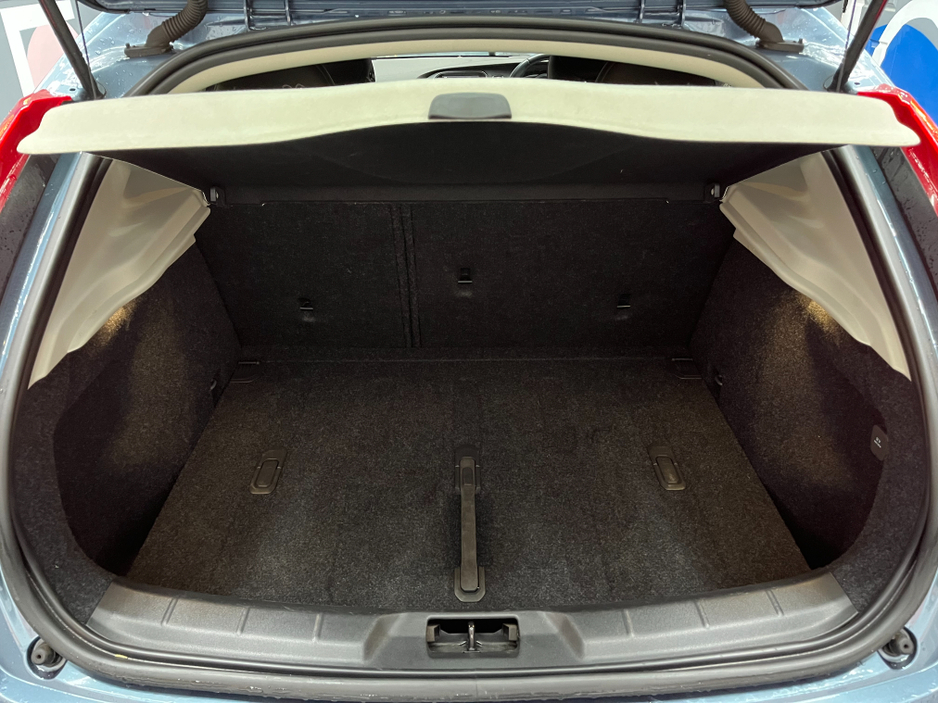 2014 Volvo V40 €10950 2014 VOLVO V40 T4 SE 1.6 AUTOMATIC / CRUISE CONTROL / REVERSE CAMERA / ELECTRIC MEMORY & HEATED SEATS €10,950