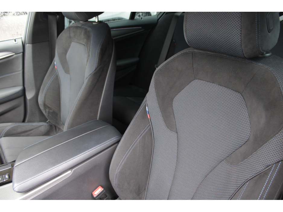 2020 BMW 5 Series - image 24