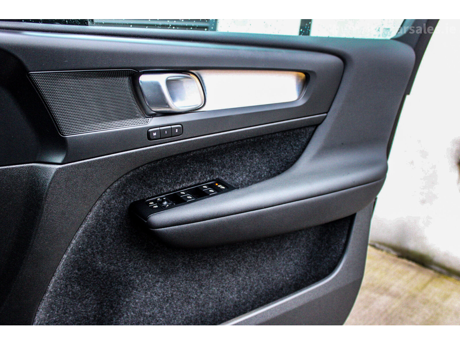 2022 Volvo XC40 T4 PHEV 211hp AT7 Plus bright €26,950