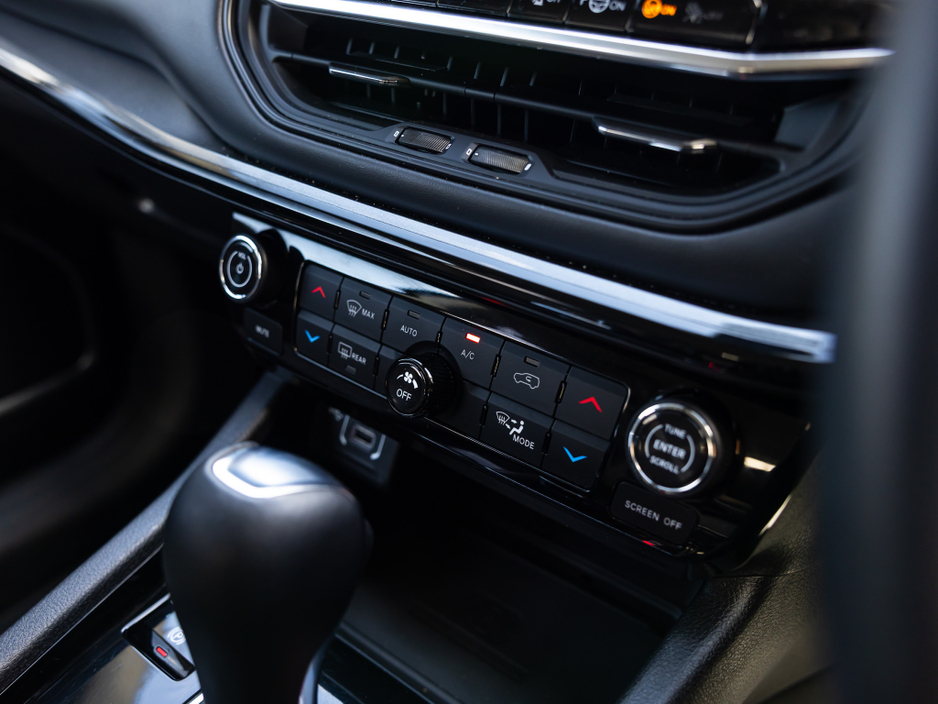 2025 Jeep Compass - image 18