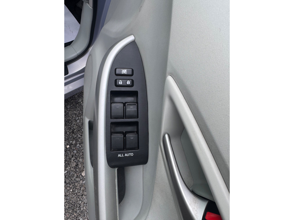 2013 Toyota Prius - image 10