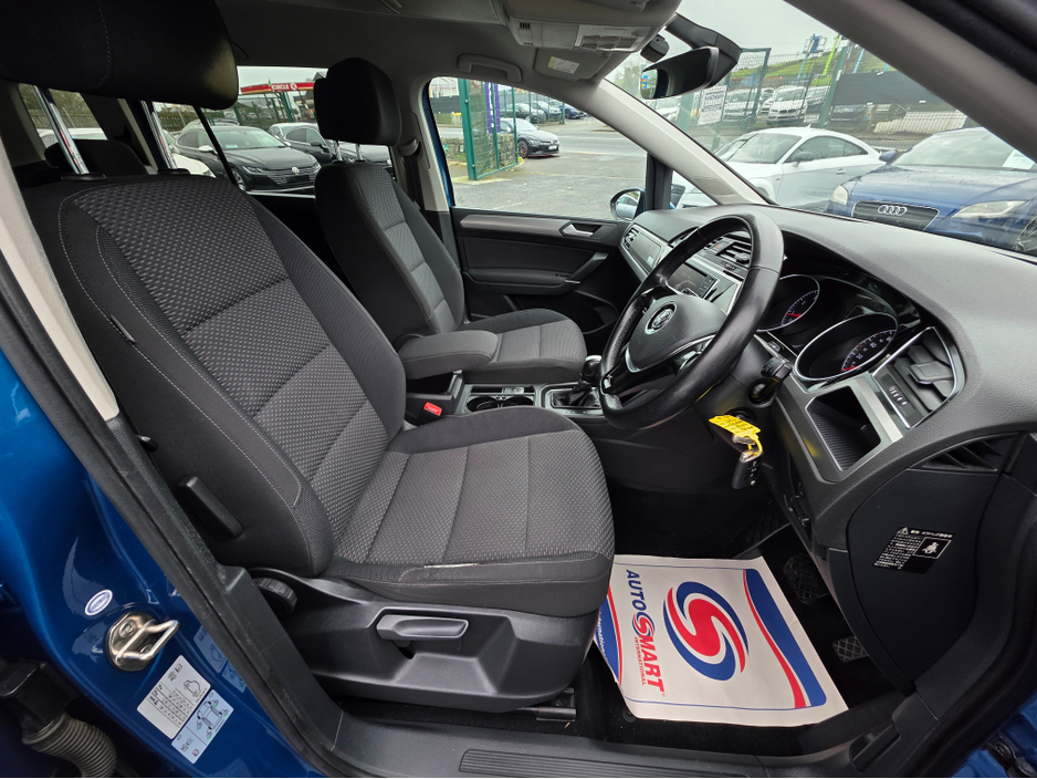 2016 Volkswagen Touran - image 3