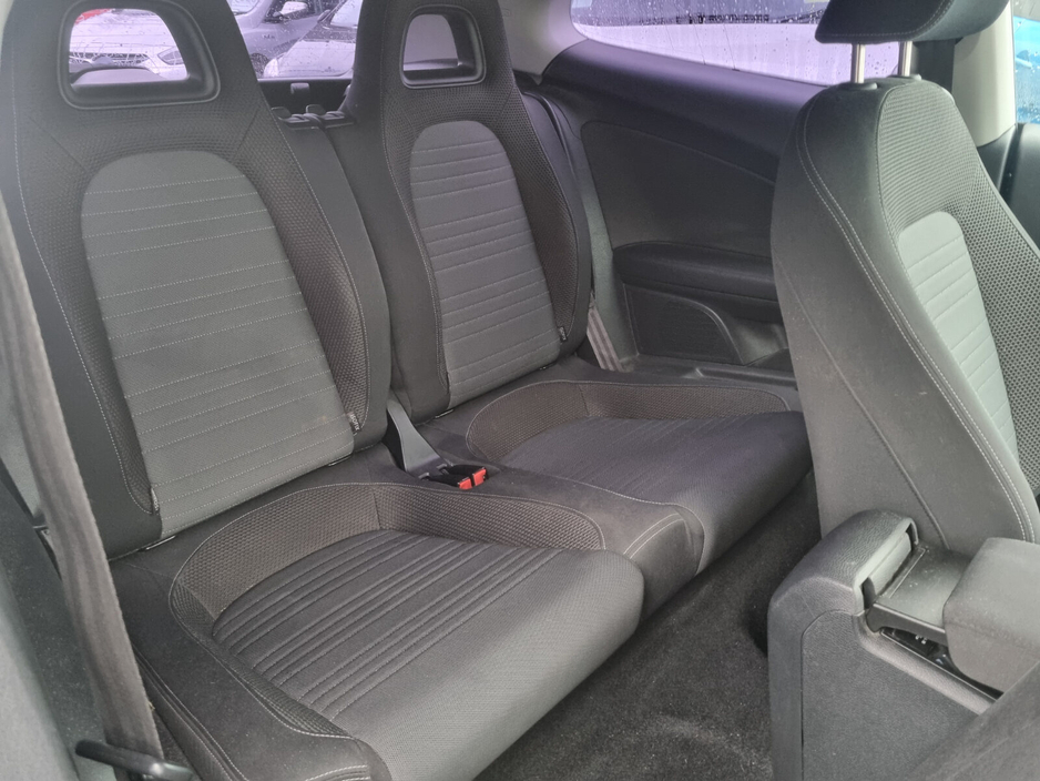 2010 Volkswagen Scirocco - image 9