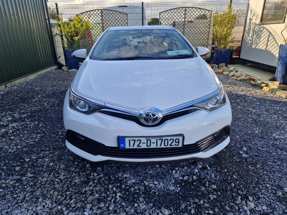 2017 Toyota Auris - image 3