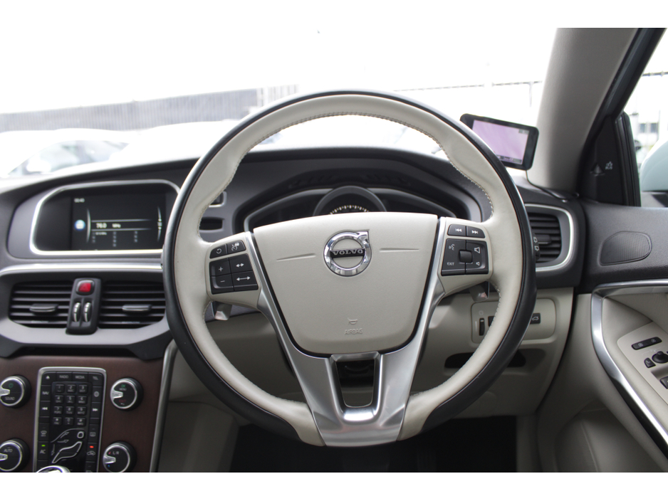 2017 Volvo V40 - image 19