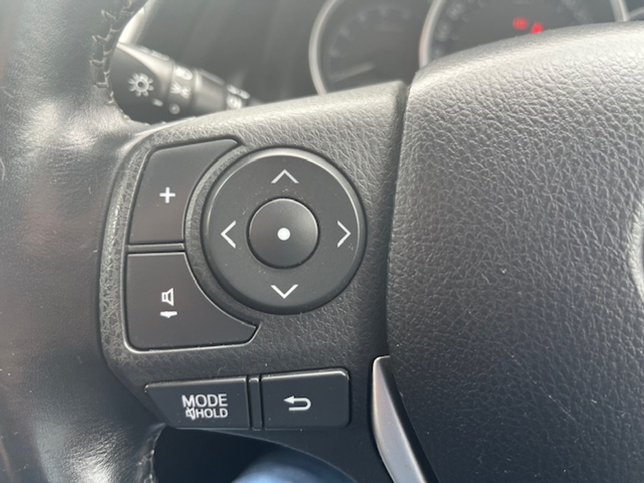 2013 Toyota Auris - image 18