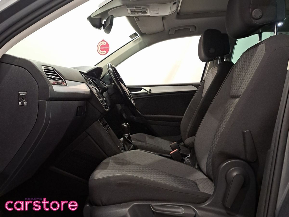 2017 Volkswagen Tiguan - image 9