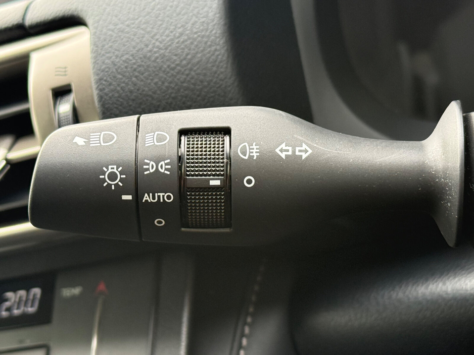 2015 Lexus IS 300 h - image 19