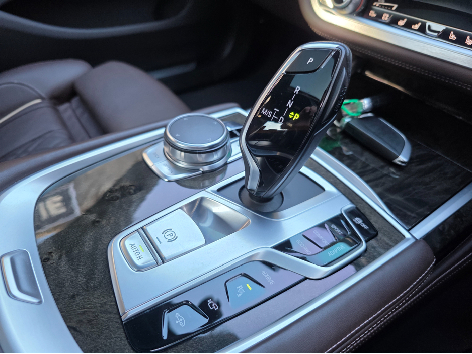 2017 BMW 7 Series - image 38