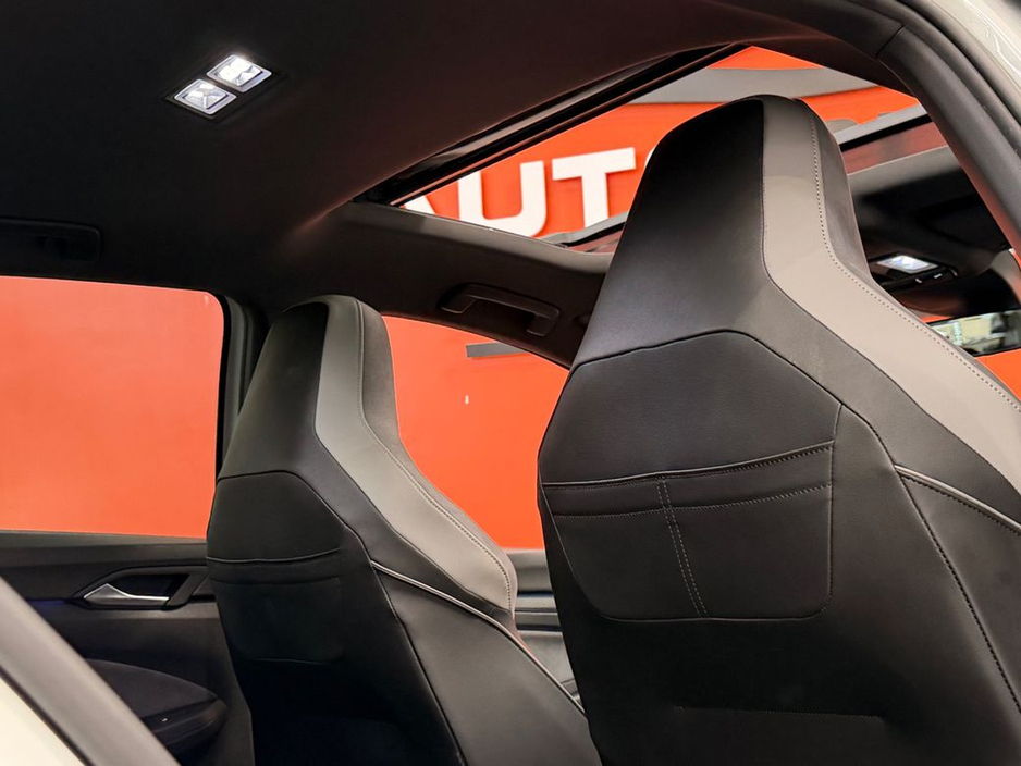 2021 Volkswagen Golf - image 28