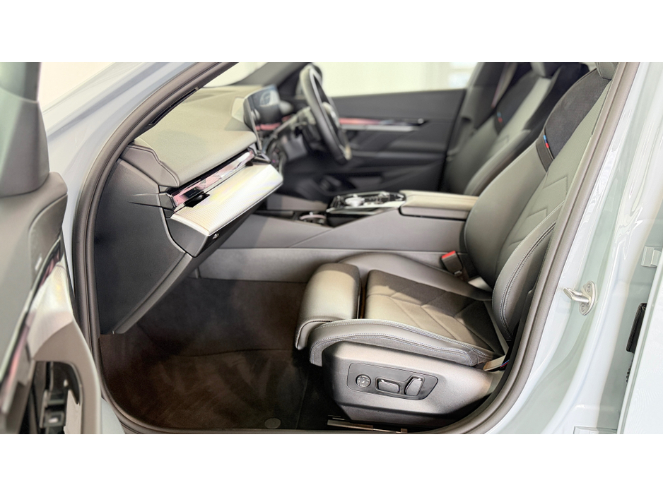 2025 BMW 5 Series - image 16