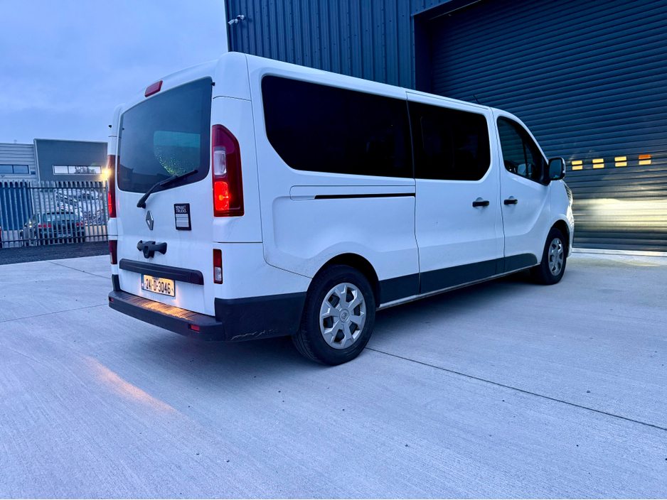 2024 Renault Trafic - image 2