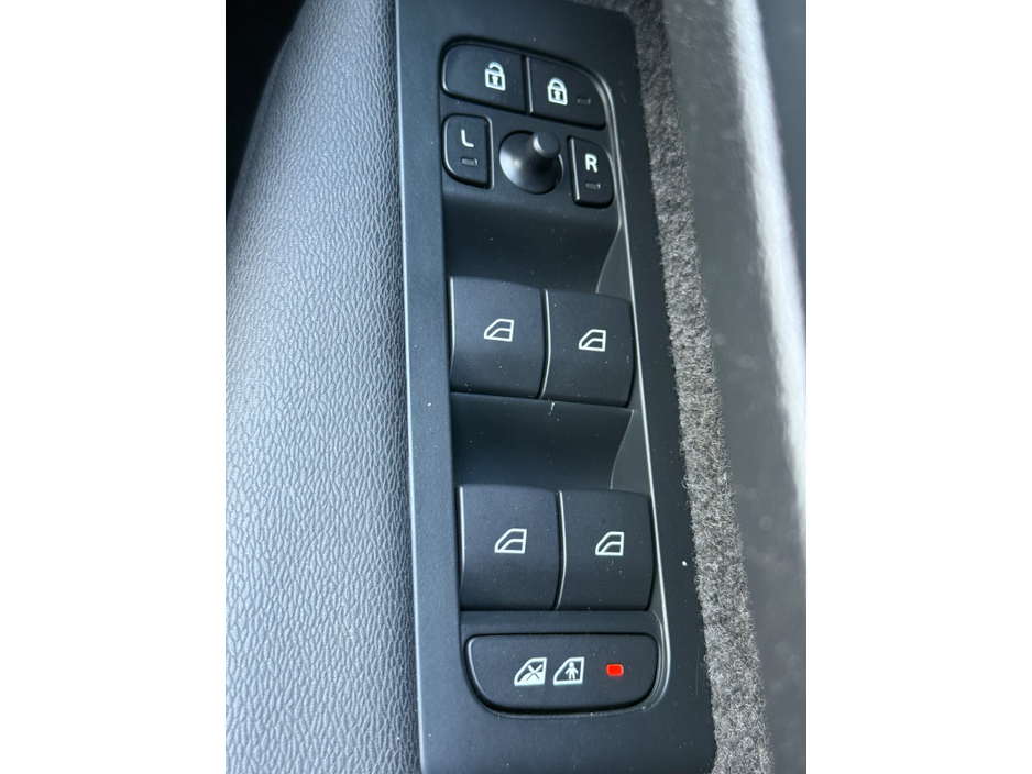 2023 Volvo XC40 - image 27