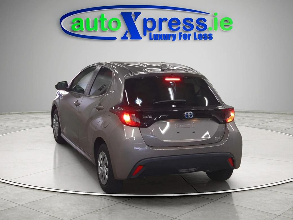 2021 Toyota Yaris - image 7