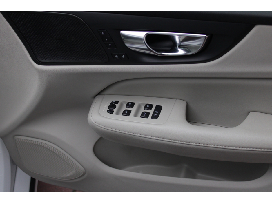 2020 Volvo S60 - image 10