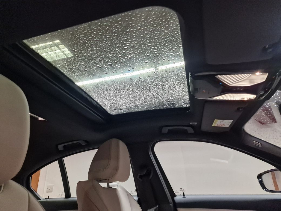 2023 BMW 3 Series - image 26