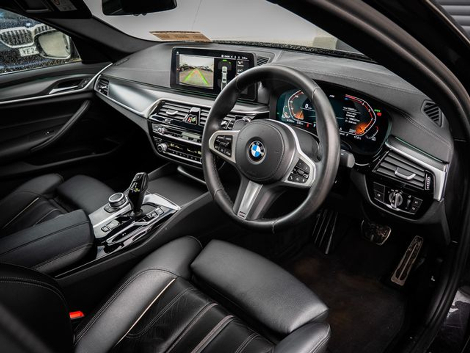 2022 BMW 5 Series - image 7