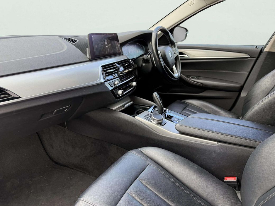 2018 BMW 5 Series - image 2