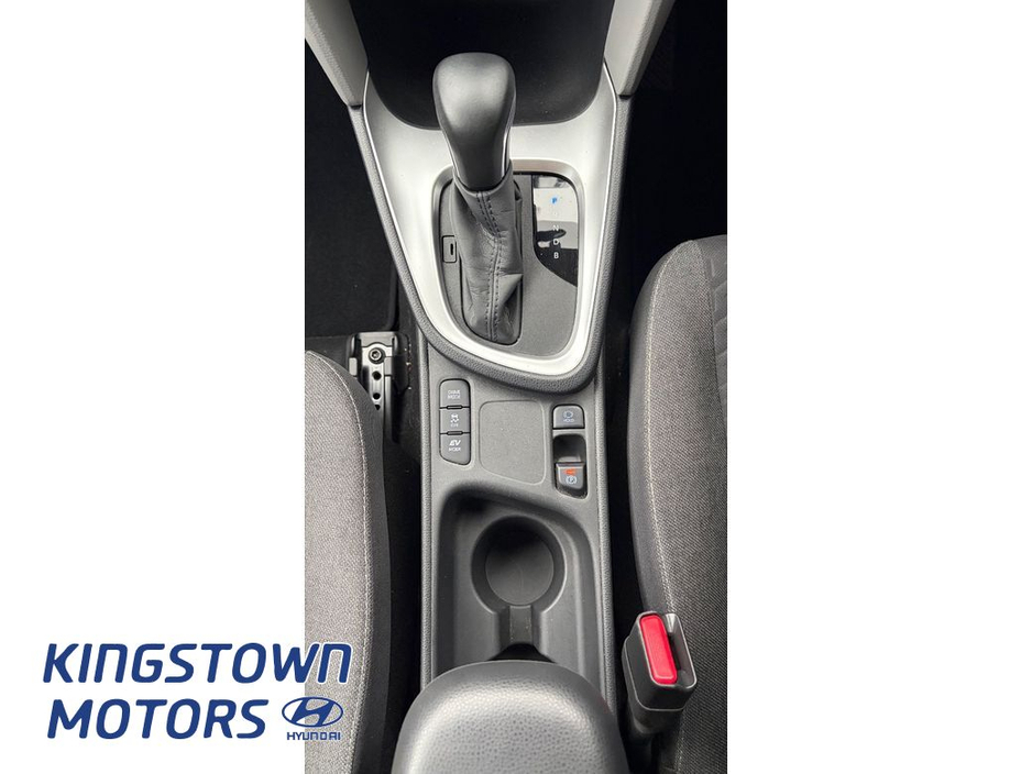 2022 Toyota Yaris - image 18