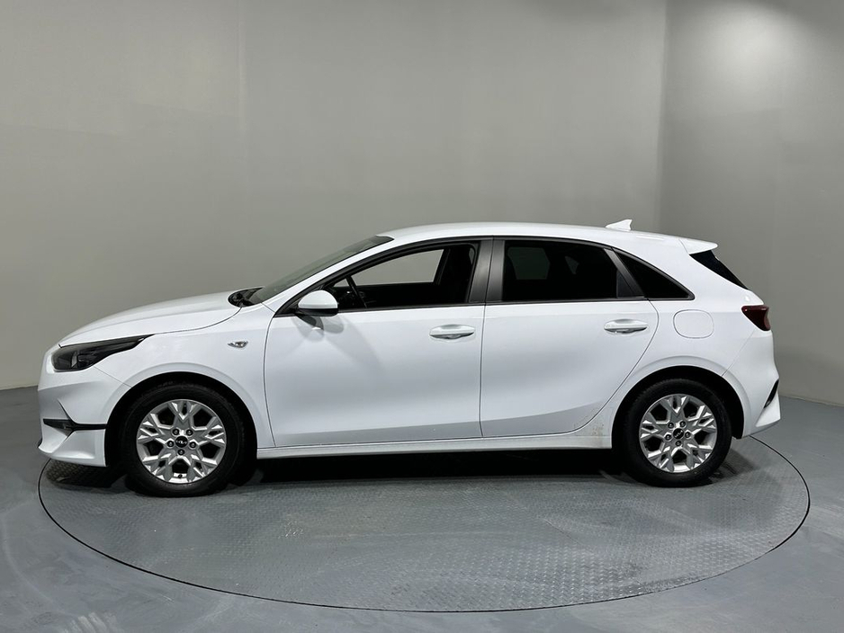 2023 Kia Ceed - image 4