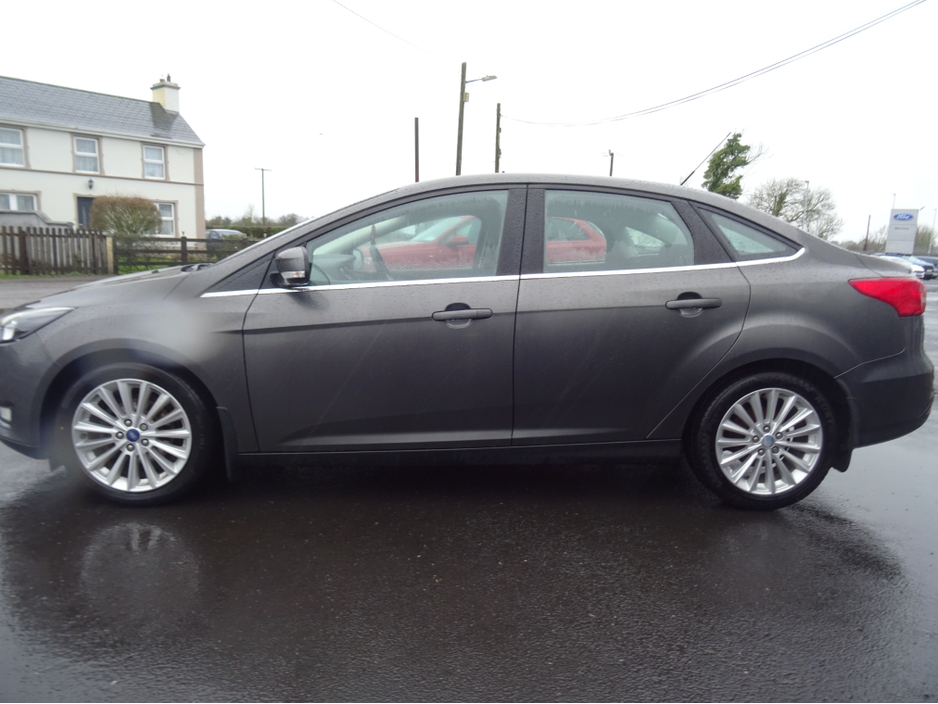 2016 Ford Focus - image 7