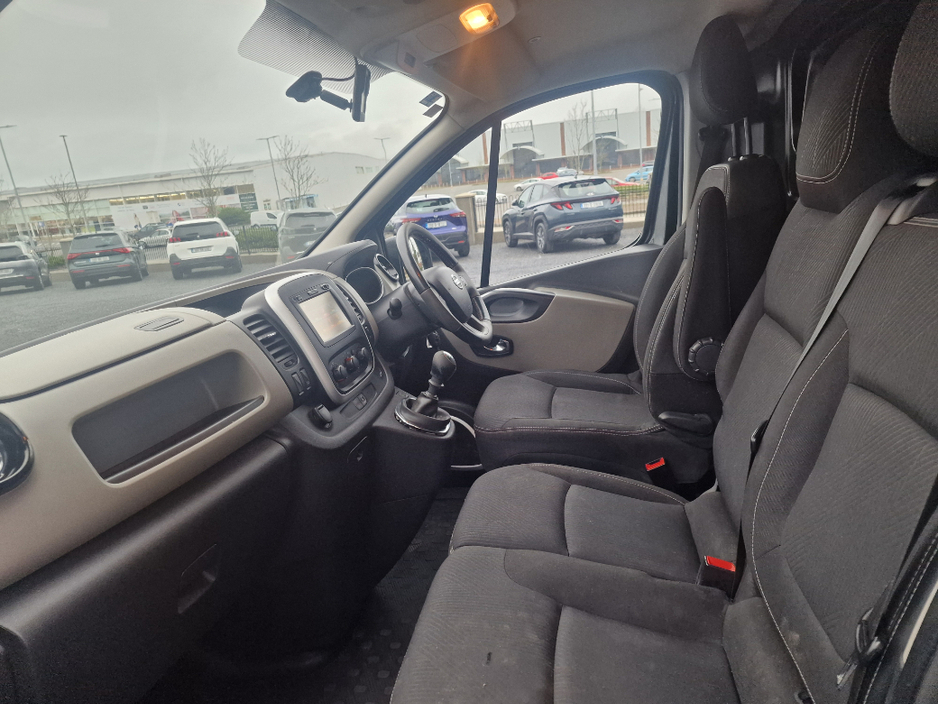 2018 Nissan NV300 - image 15