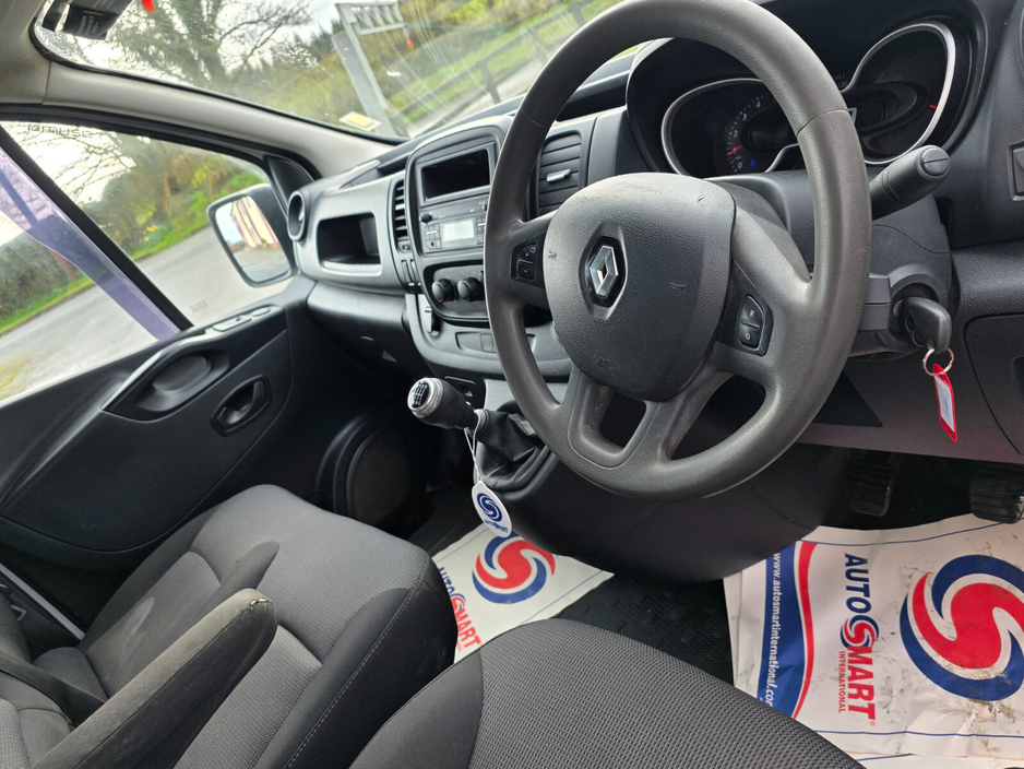 2021 Renault Trafic - image 12