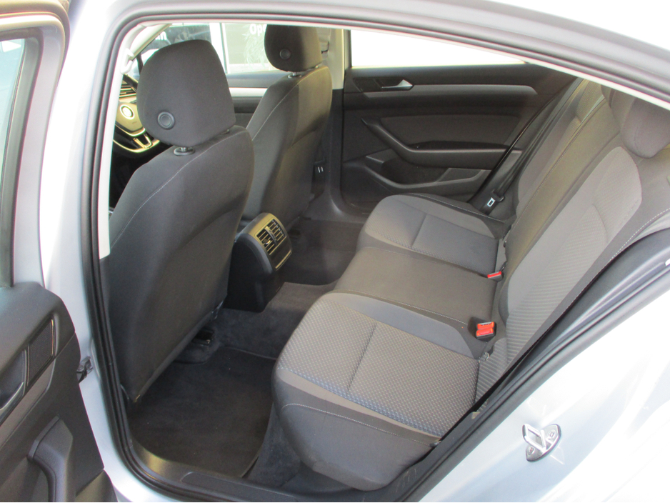 2018 Volkswagen Passat - image 12