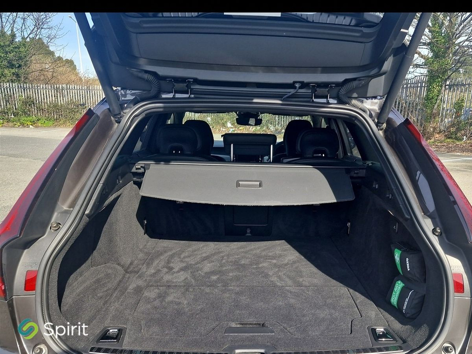 2021 Volvo V90 - image 17