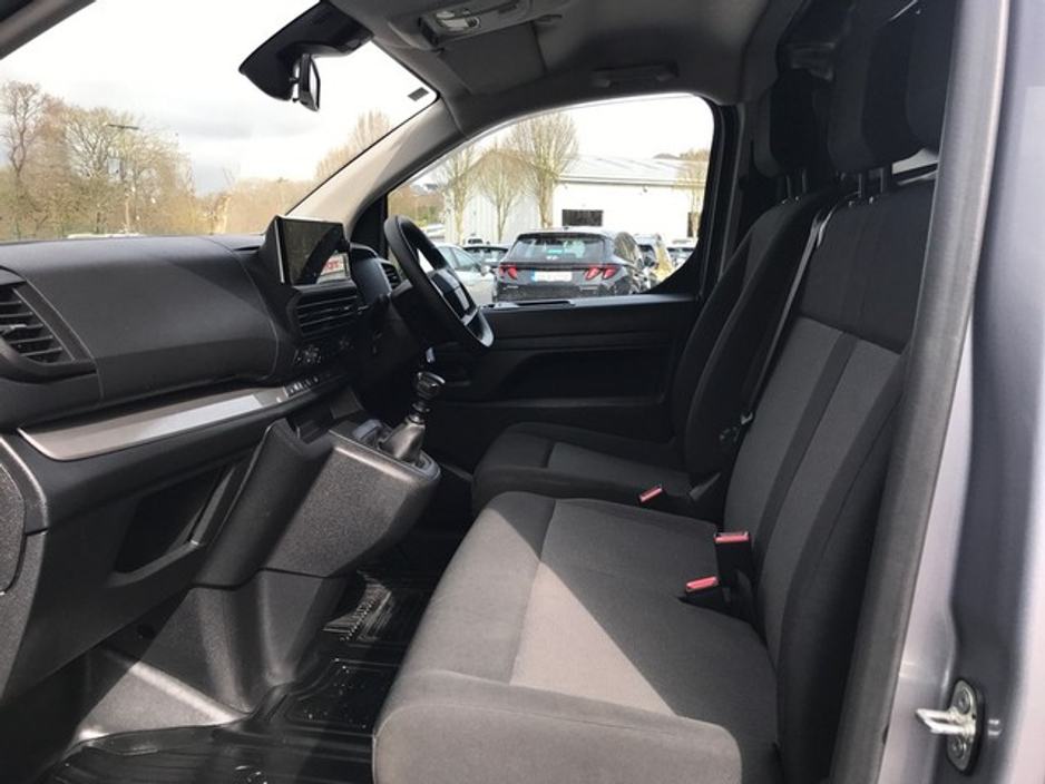 2025 Toyota Proace - image 6