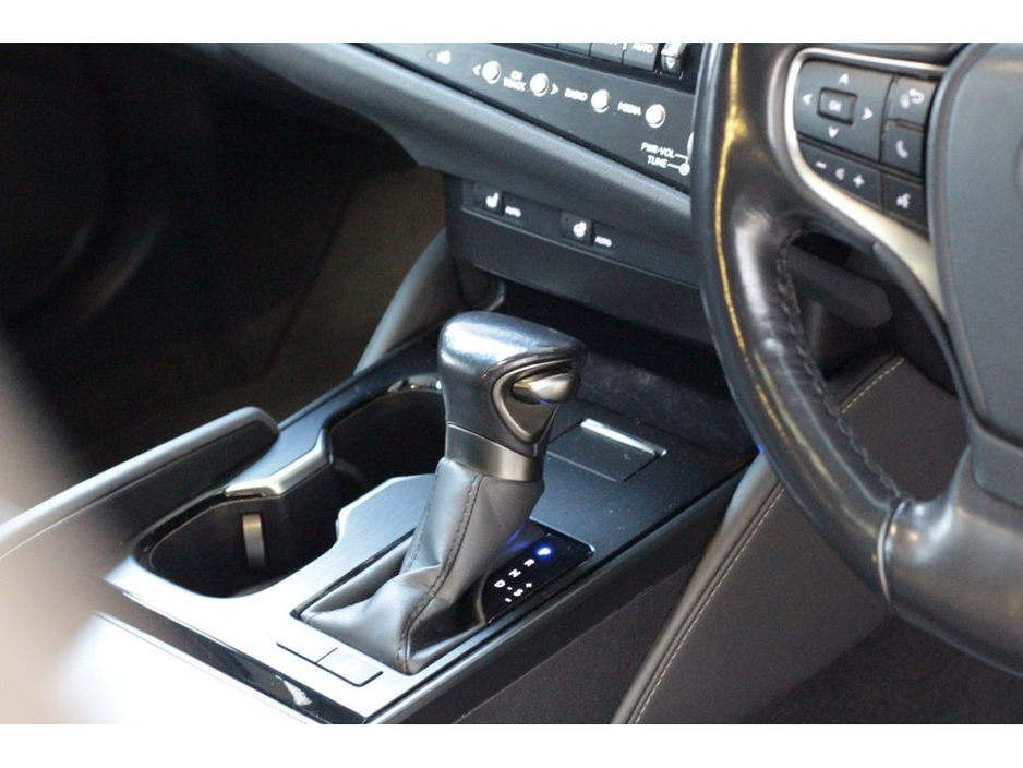 2023 Lexus ES 300 H - image 26