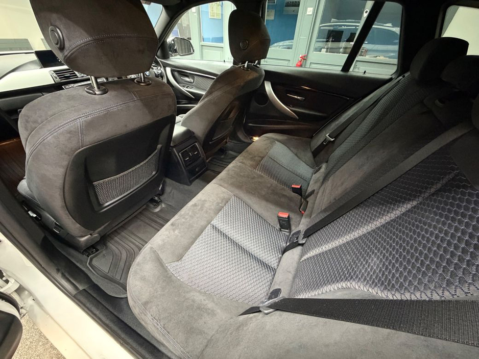 2017 BMW 3 Series - image 28