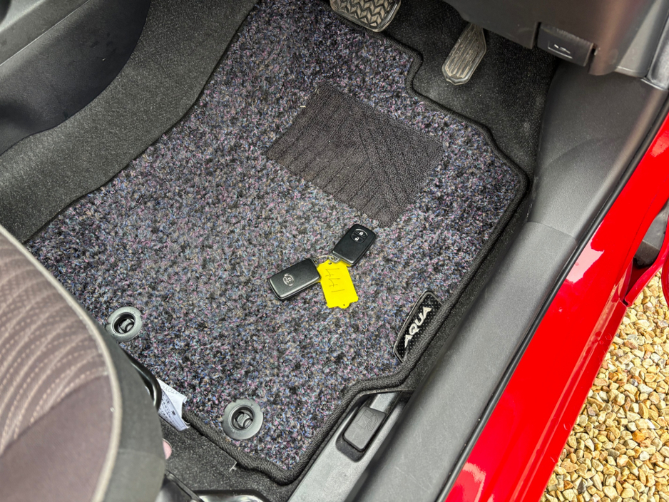 2017 Toyota Aqua - image 8