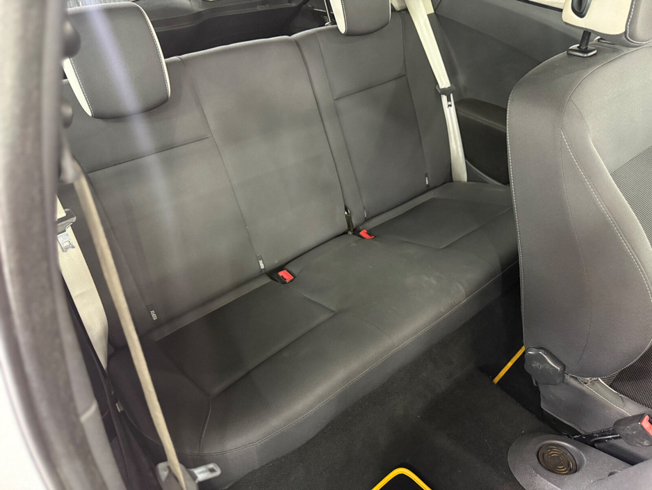 2012 Renault Clio - image 20