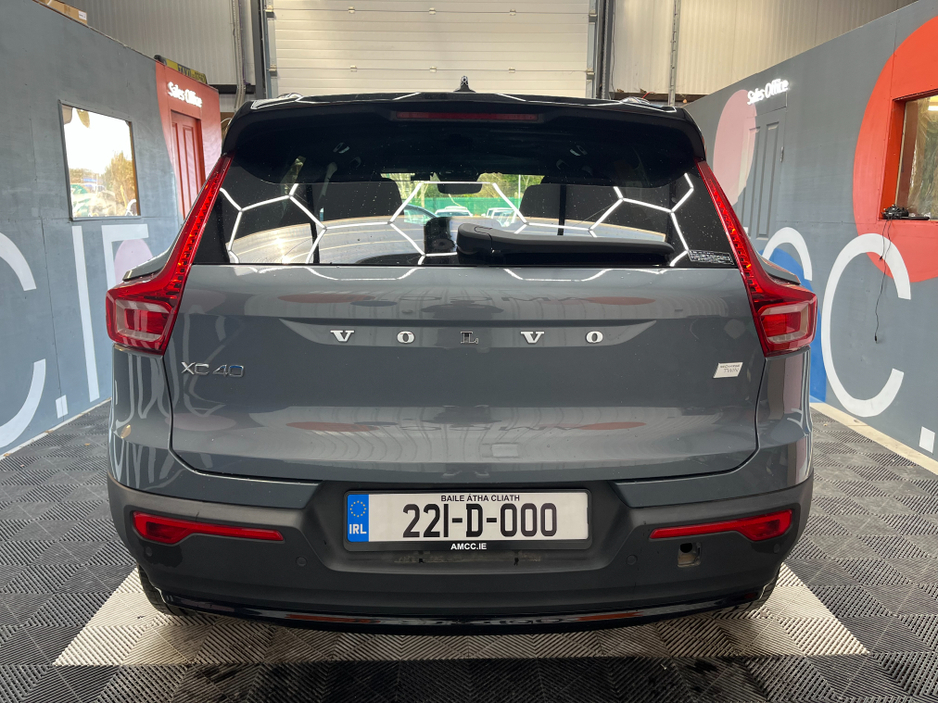 2022 Volvo XC40 - image 3