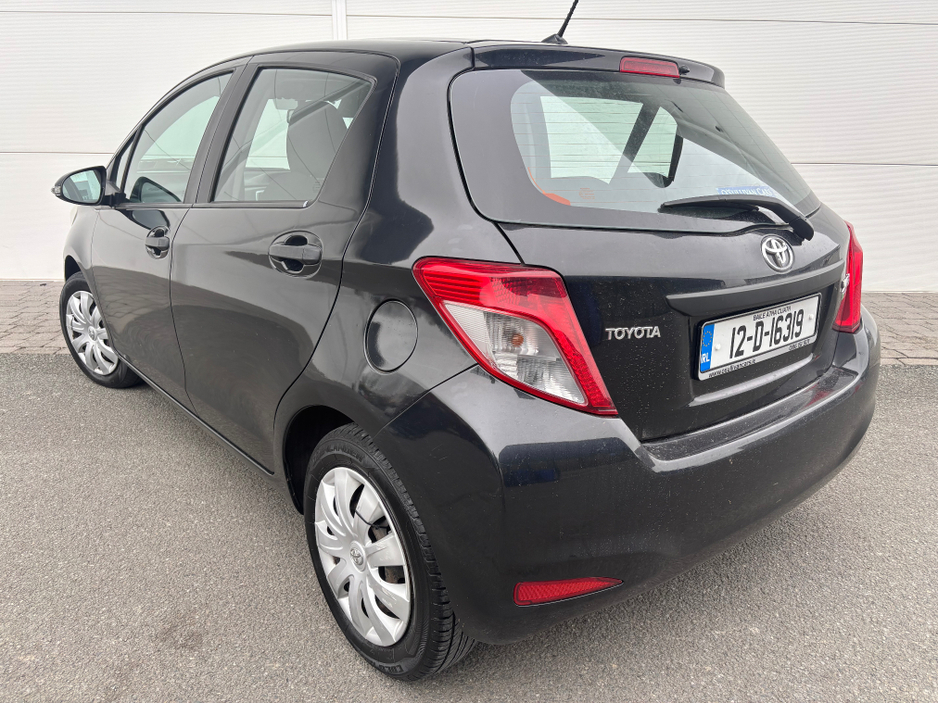 2012 Toyota Yaris - image 12
