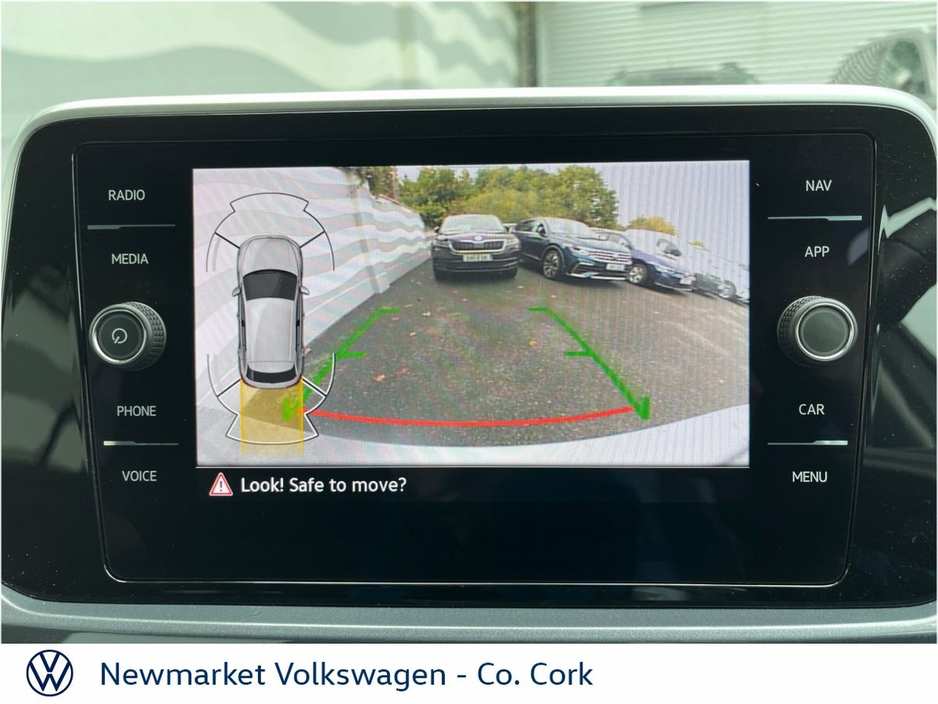2023 Volkswagen T-Roc - image 4