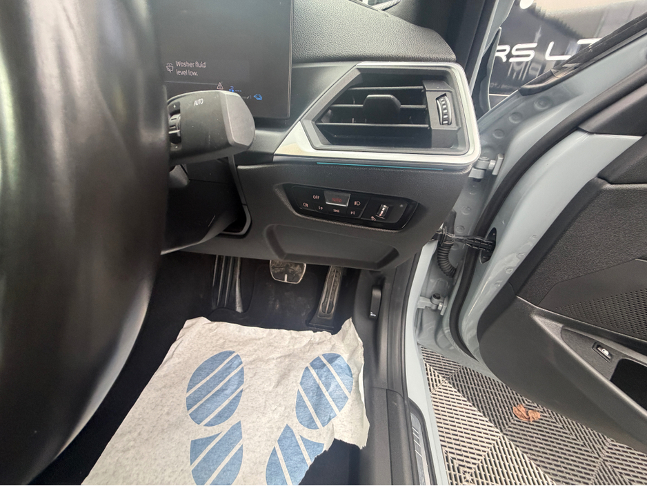 2023 BMW 3 Series - image 24